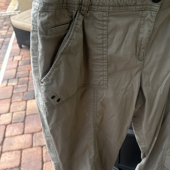 CHICOS CARGO PANTS SZ 2 M 12-14 Beige Tan Khaki Cropped Roll Cuff Button Fly EUC - Picture 13 of 17